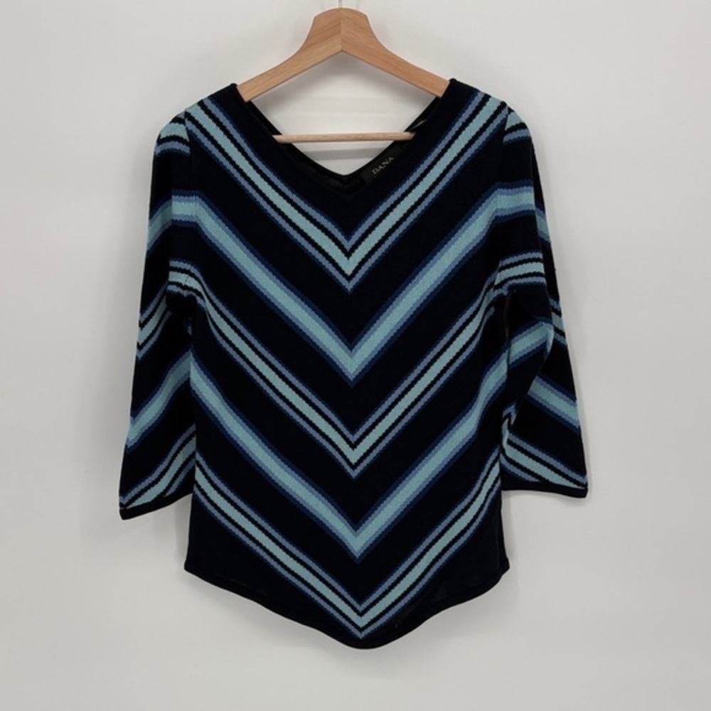 🥽 Dana Buchman vintage silk Chevron V-Neck Sweater in multiple shades of Blue